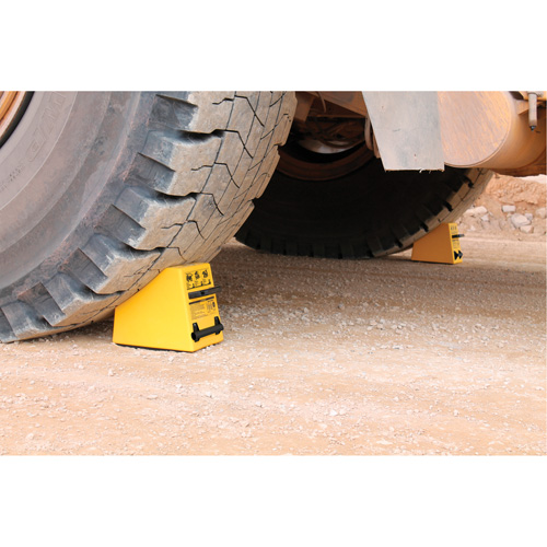 Cale de roue ultra-robuste pour l'exploitation mini&egrave;re Checkers Safety, PEHD, Jaune, 14-1/2" la x 17-1/2" p x 16" h Industrial Sales