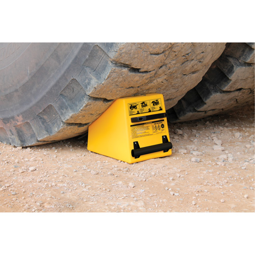 Cale de roue ultra-robuste pour l'exploitation mini&egrave;re Checkers Safety, PEHD, Jaune, 14-1/2" la x 17-1/2" p x 16" h Industrial Sales