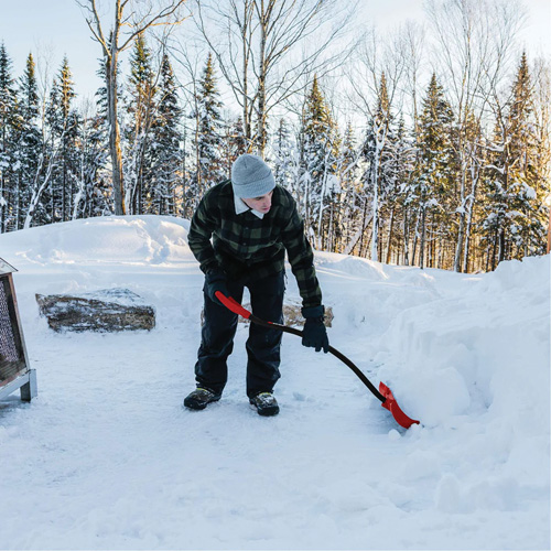 Pelle &agrave; neige Yukon, Lame Polypropyl&egrave;ne, Largueur 18", Manche Prise en D ergonomique Industrial Sales