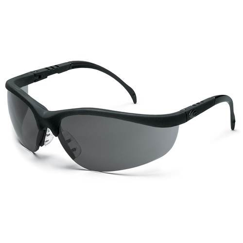 Lunettes de s&eacute;curit&eacute; Klondike, Lentille Grise/fum&eacute;e, Antibu&eacute;e/Anti-&eacute;gratignures, R&eacute;pond ou surpasse la norme CSA Z94.3 Industrial Sales