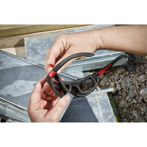 Lunettes de s&eacute;curit&eacute; performantes avec joint, Lentille Noir, Polaris&eacute;, R&eacute;pond ou surpasse la norme CSA Z94.3 Industrial Sales