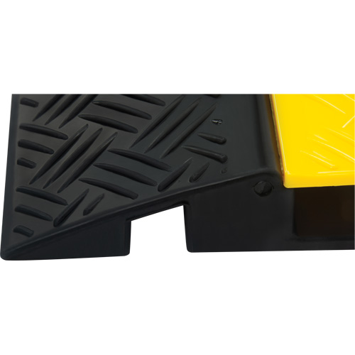 Protecteur de c&acirc;bles en polyur&eacute;thane, 3 canaux, 35,43" lo x 19,69" la x 3" h Industrial Sales