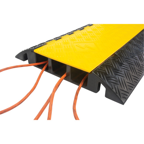 Protecteur de c&acirc;bles en polyur&eacute;thane, 5 canaux, 35,43" lo x 19,69" la x 2" h Industrial Sales