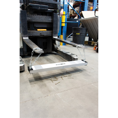 Balais de cour magn&eacute;tique, 36" la Industrial Sales