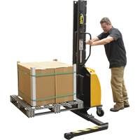 Gerbeur motoris&eacute; avec m&acirc;t &eacute;troit, Fonctionnement &eacute;lectrique, Capacit&eacute; 1000 lb, Lev&eacute;e max 63" Industrial Sales