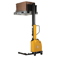 Gerbeur motoris&eacute; avec m&acirc;t &eacute;troit, Fonctionnement &eacute;lectrique, Capacit&eacute; 1500 lb, Lev&eacute;e max 98" Industrial Sales