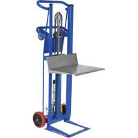 Gerbeur &agrave; plateforme hydraulique, M&eacute;canisme Pompe au pied, Capacit&eacute; de 750 lb, Levage max de 52" Industrial Sales