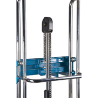 Gerbeur hydraulique &agrave; plateforme, M&eacute;canisme Pompe au pied, Capacit&eacute; de 880 lb, Levage max de 60" Industrial Sales