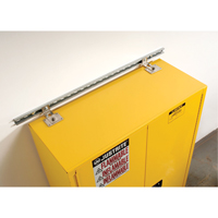 Attache de retenue contre les s&eacute;ismes pour armoire Sure-Grip Ex pour produits inflammables Industrial Sales