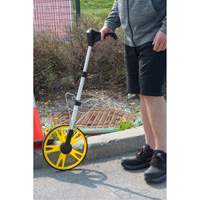Roue d'arpentage num&eacute;rique, 12,5"/31,8 cm, Gamme de 99999,9 m, Pieds/m&egrave;tres Industrial Sales