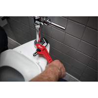 Cl&eacute; &agrave; tuyau hexagonale coud&eacute;e en acier, Cap des m&acirc;choires 2-5/8", Longueur 10-1/2", Fini Rev&ecirc;tement en poudre, Prise Ergonomique Industrial Sales