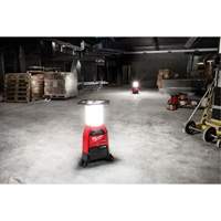 Lampe de chantier M18 Radius et chargeur avec One-Key, DEL, 4800/9000/2500 lumens, Boîtier en Plastique Industrial Sales